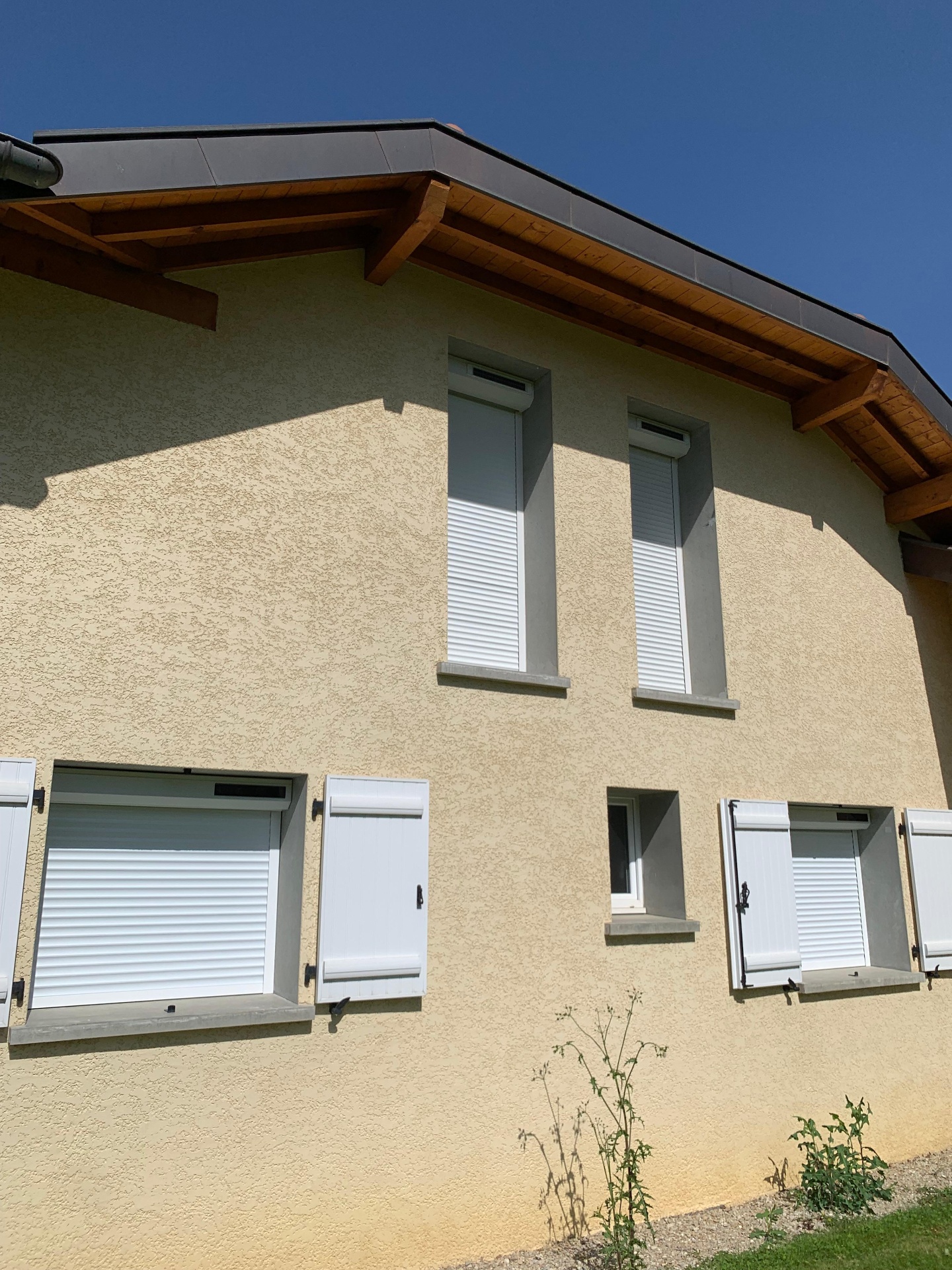 Pose volets roulants blancs sur maison en Haute-Savoie