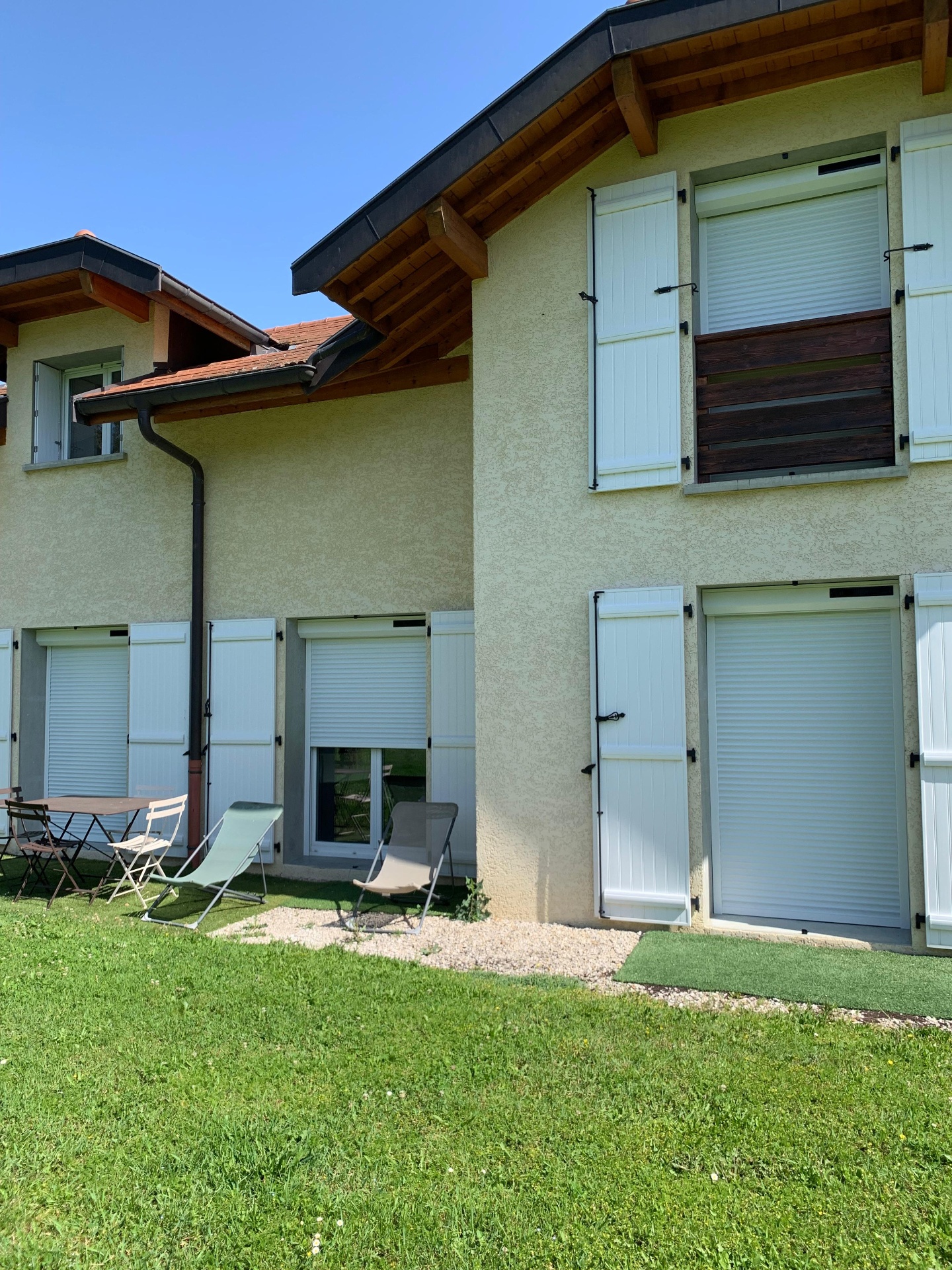 Volets roulants et battants sur villa avec terrasse