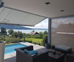 Store coffre motorisé sur terrasse piscine vue lac